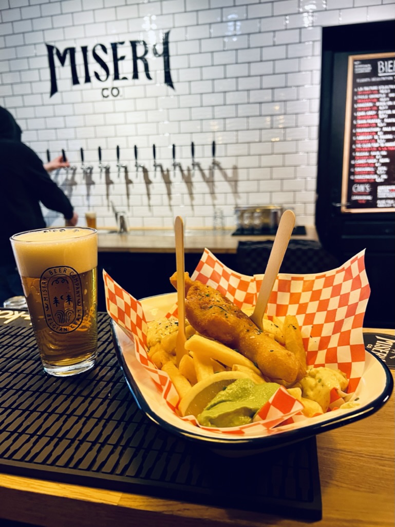 Street food servie en barquette avec frites et boisson
