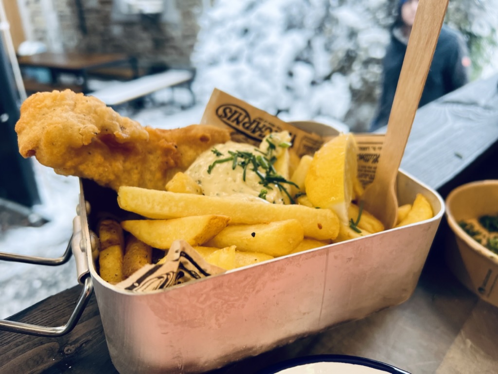Barquette de frites et préparation croustillante