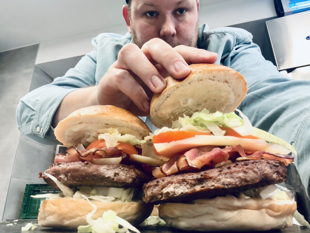 Préparation de burgers par le chef
