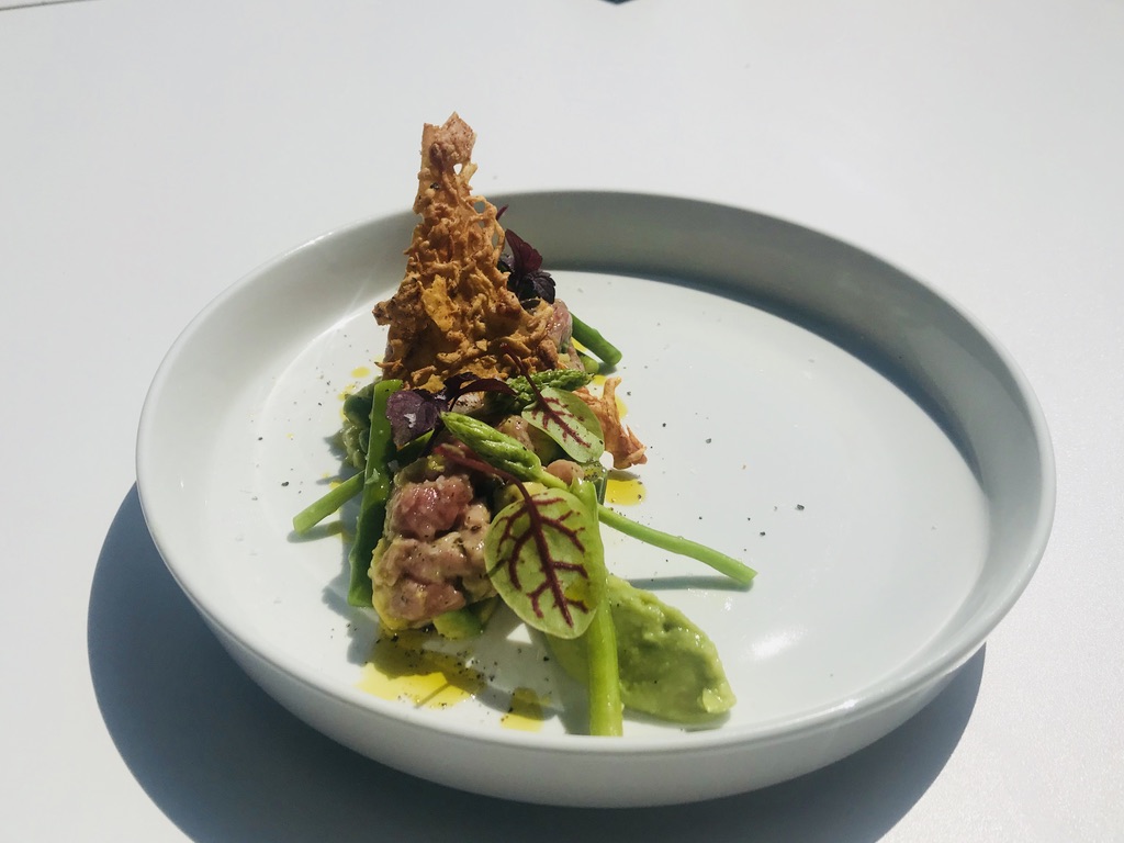 Assiette de viande et de légumes verts, dressage en hauteur