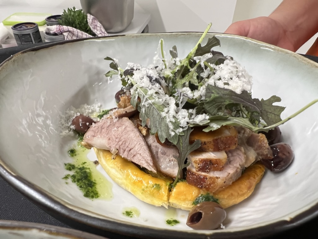 Viande rosée, légumes et sauce brune