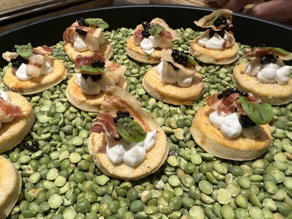 Entrée dressée dans une assiette blanche