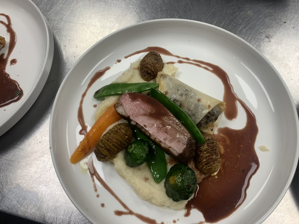 Assiette gastronomique avec tuile croustillante