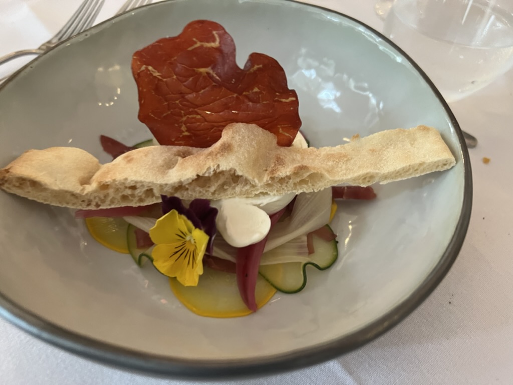 Dessert dressé dans une assiette grise avec tuile croustillante