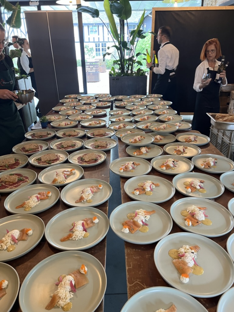 Dressage de nombreuses assiettes avant le service