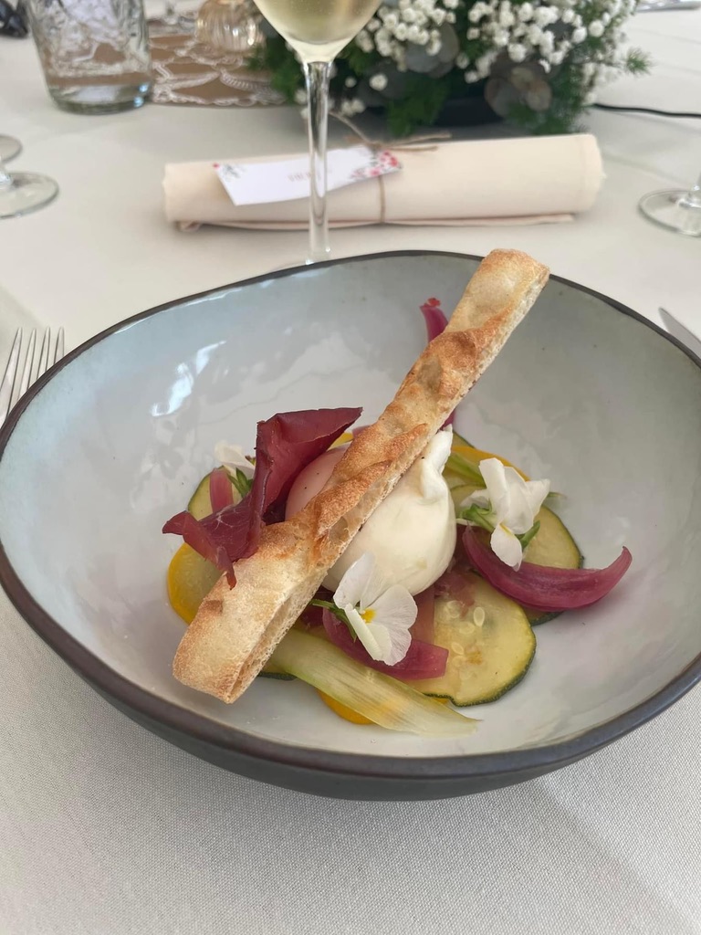 Dessert à l’assiette avec garniture et tuile