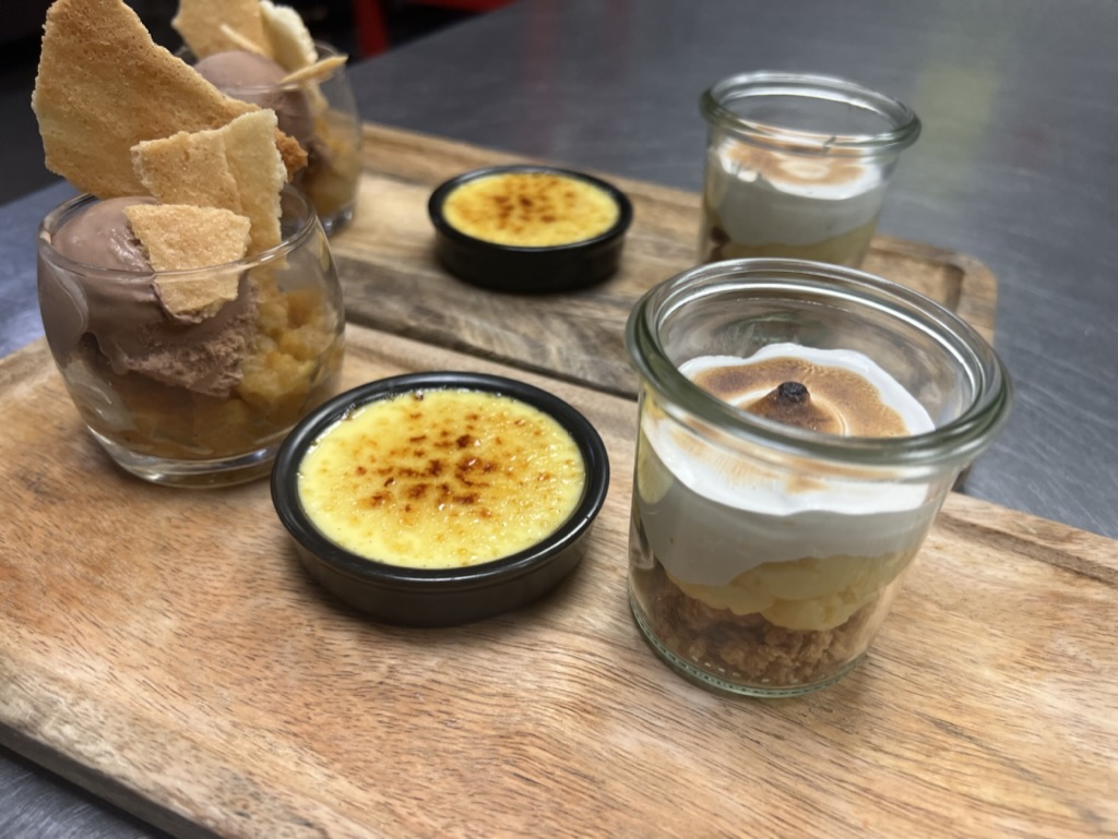 Assortiment de desserts individuels en verrines
