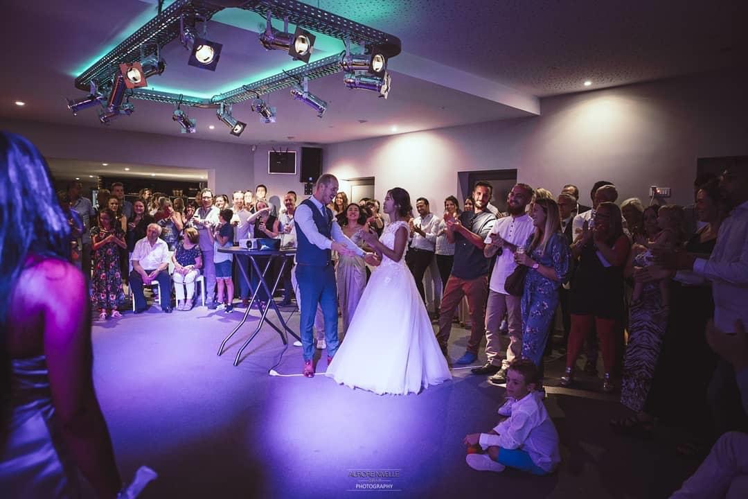 Mariés et invités sur la piste de danse pendant une réception
