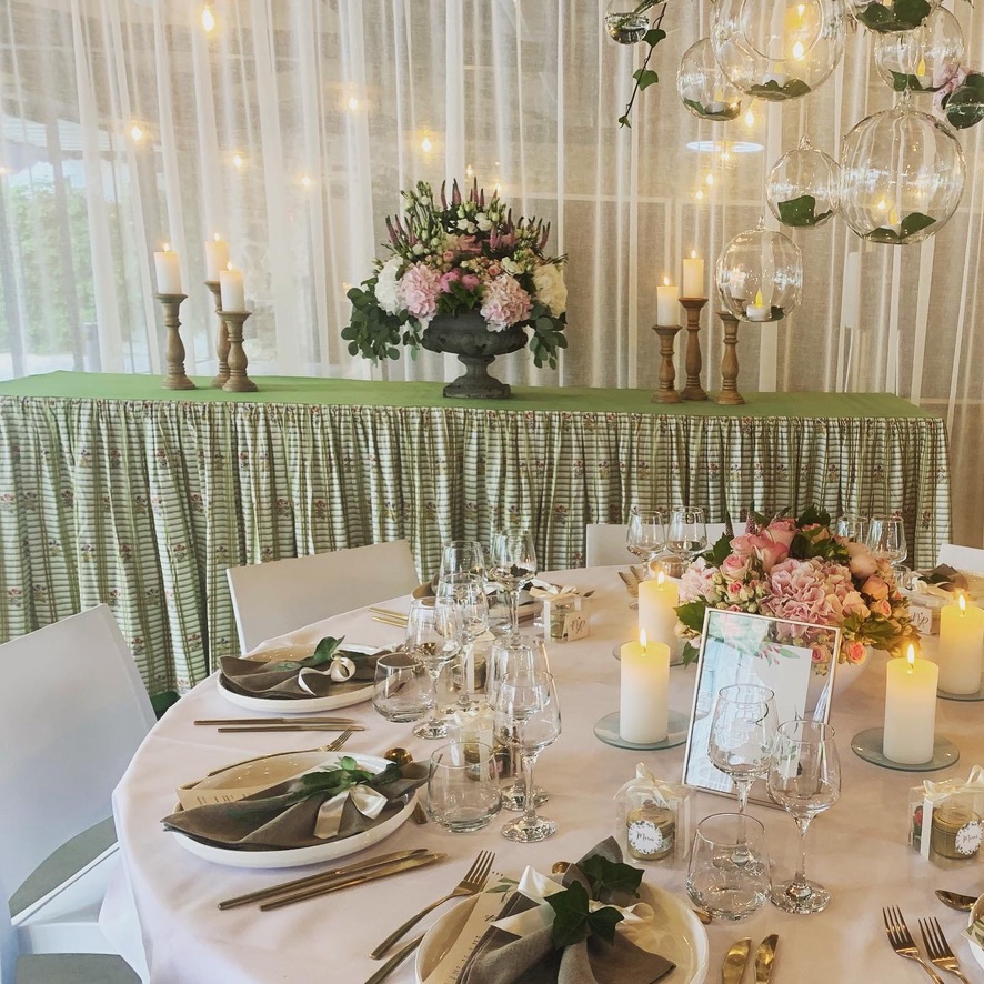 Table de mariage devant une décoration florale