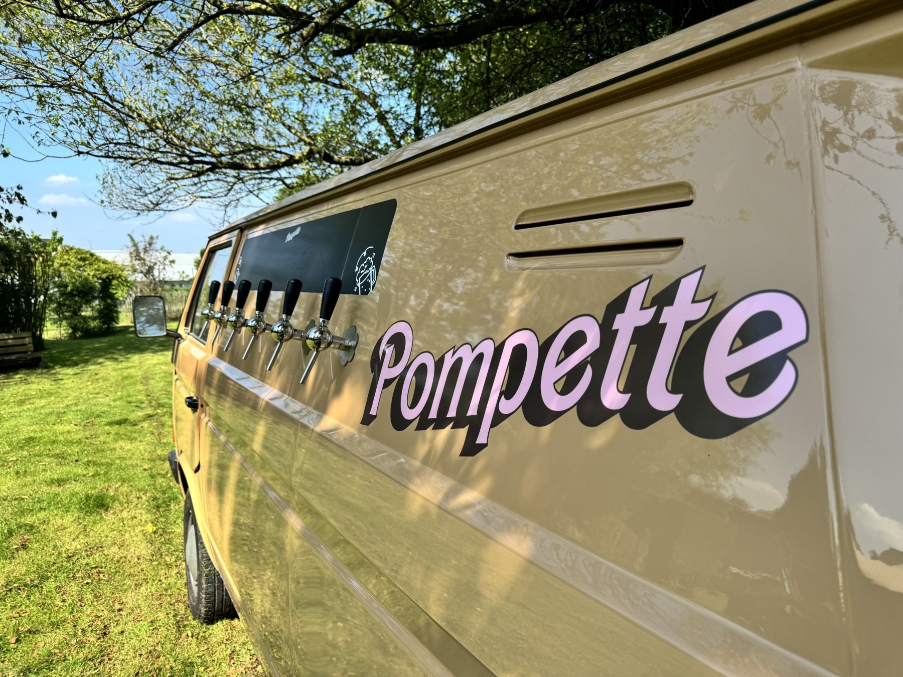 Le beertruck Pompette beige et ses six pompes à bière