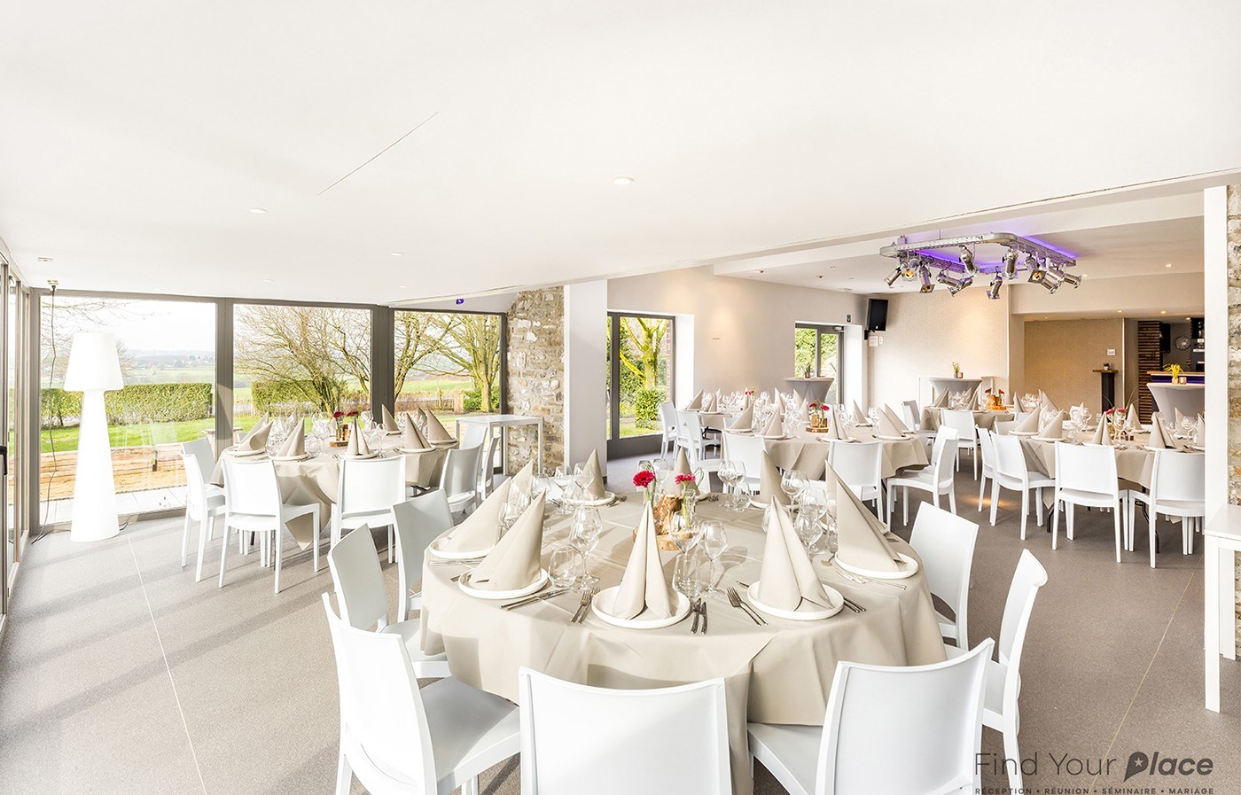 Salle Sous le Château dressée pour un repas