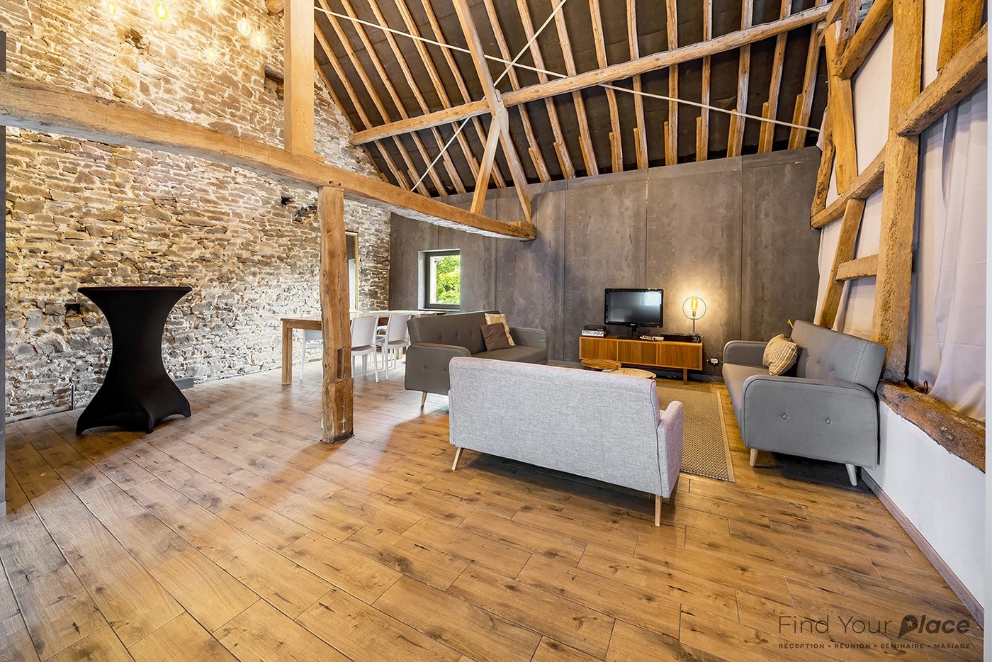 Espace salon sous la charpente à l’étage
